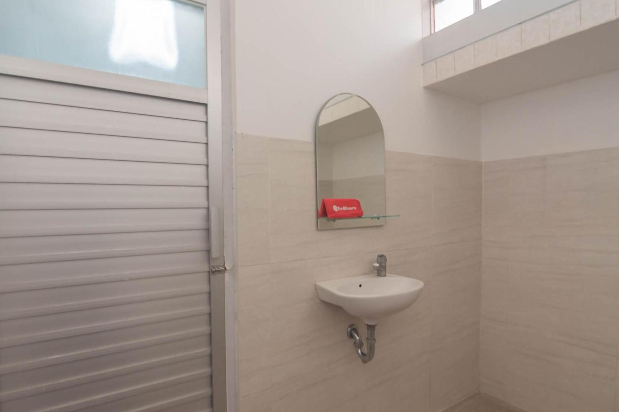 Hotel Reddoorz At Jalan Raya Lembang Padasul Zimmer foto