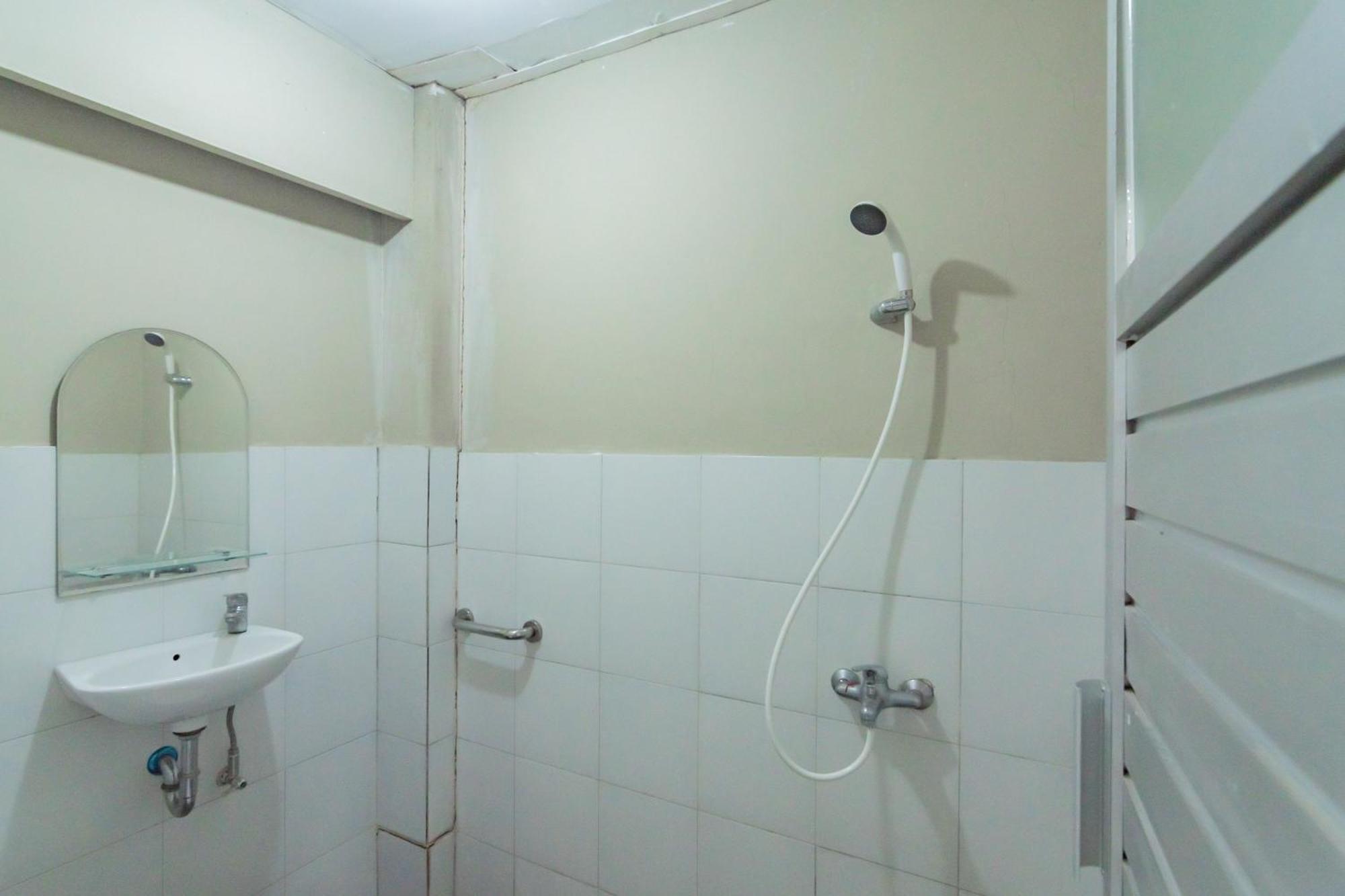 Hotel Reddoorz At Jalan Raya Lembang Padasul Zimmer foto